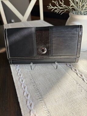 Coach Black Leather Trifold Wallet with Contrast Stitching